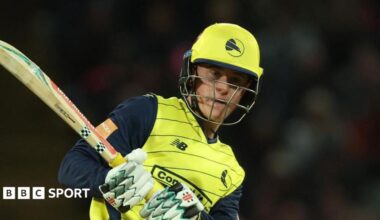 Ben Mayes in action for Hampshire Hawks