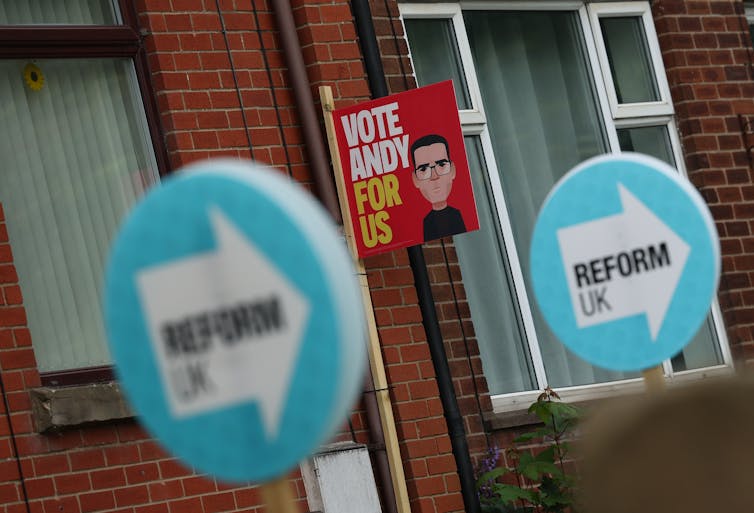 Signs supporting Labour and Reform.
