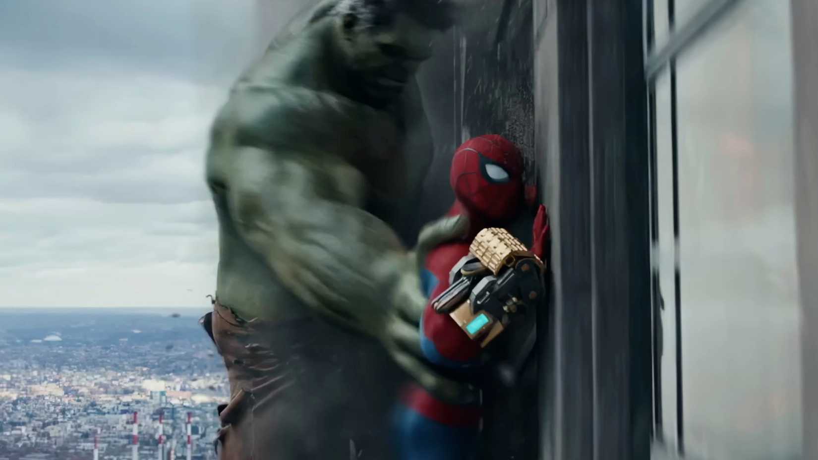 Hulk and Spider-Man fighting in Spider-Man: Brand New Day