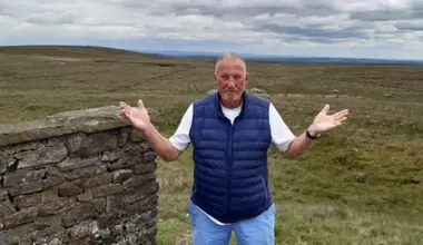 Cricket legend Ian Botham hits out over North Yorkshire wind farm plan | YorkMix