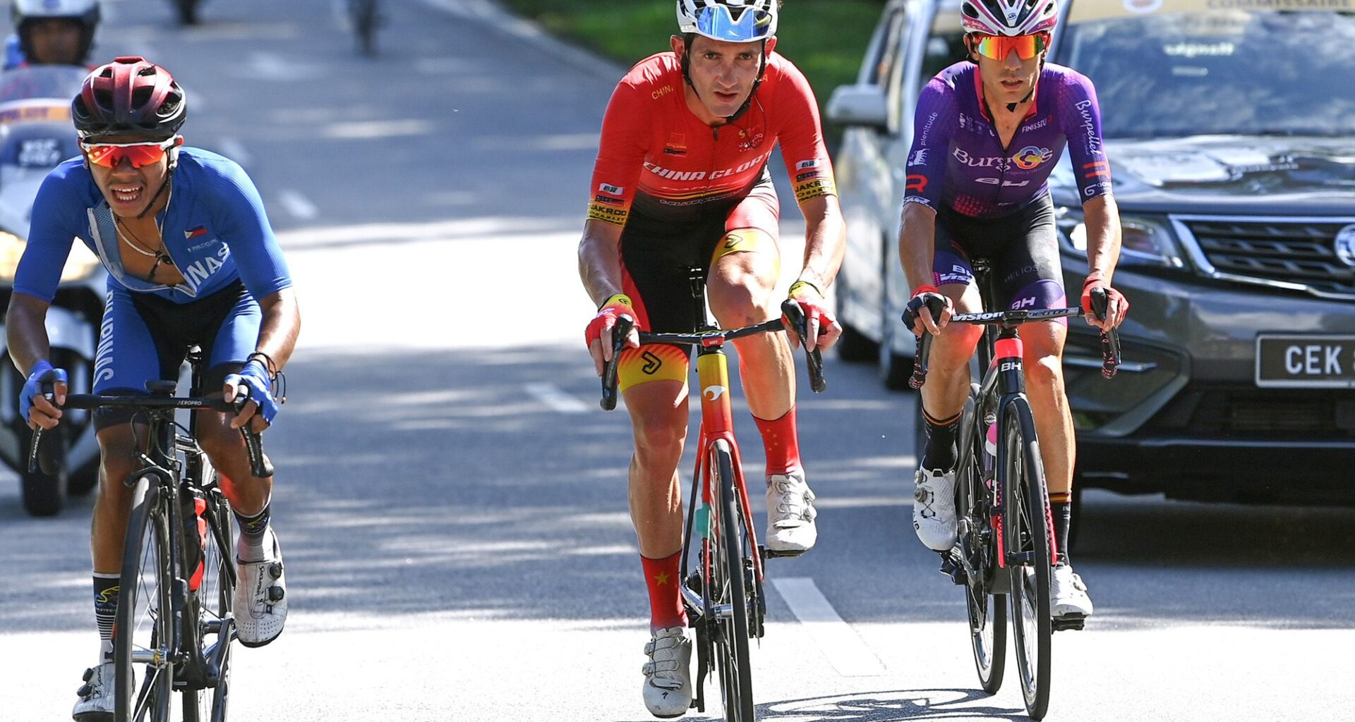 Rider disqualified for wearing video-recording glasses during a race, complains of double standards with Tour de France filming