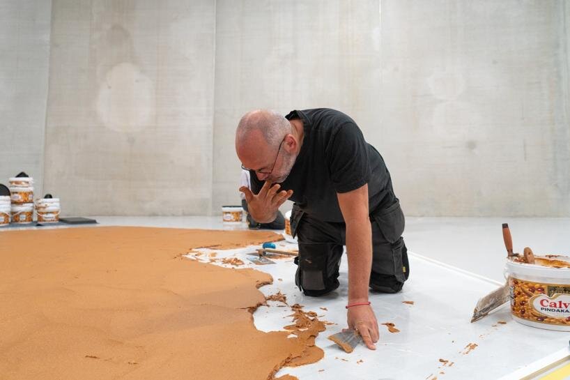390kg of peanut butter cover rotterdam gallery floor, celebrating humor and absurdity - 2