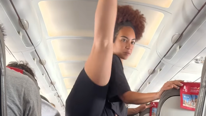 Fitness influencer turns airplane aisle into workout space