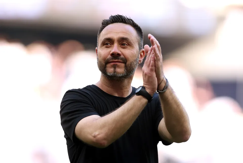 Tottenham manager Roberto De Zerbi applauds, wearing a black T-shirt