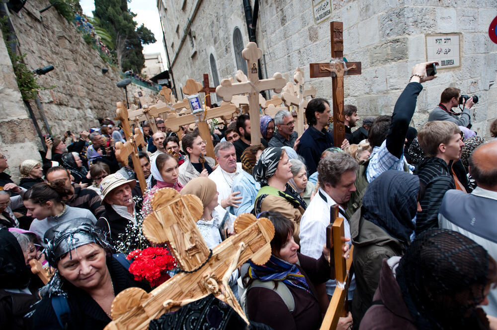 Pilgrims in Jerusalem. (Photo: Ryan Rodrick Beiler / shutterstock) צליינים בעיר העתיקה בירושלים, נובמבר 2024