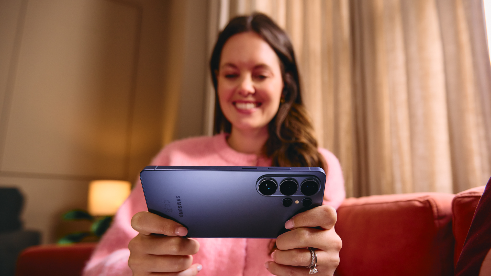 A woman using a Samsung Galaxy S26 Ultra.