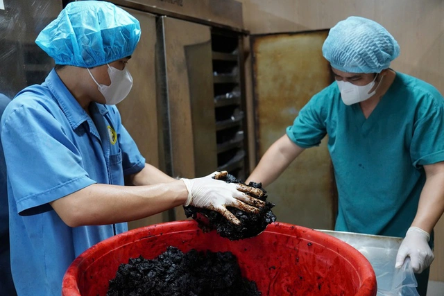 How traditional medicine herbs are processed at Ho Chi Minh City Traditional Medicine Institute - Ảnh 6.
