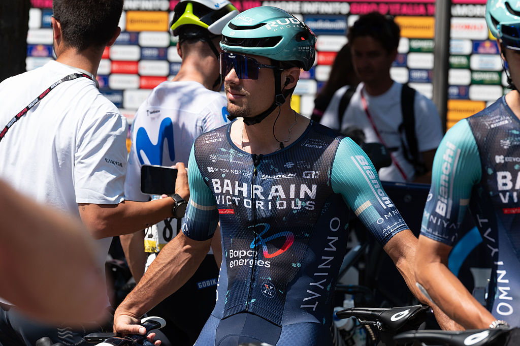 Stannard waiting for sign-on amid a group of riders