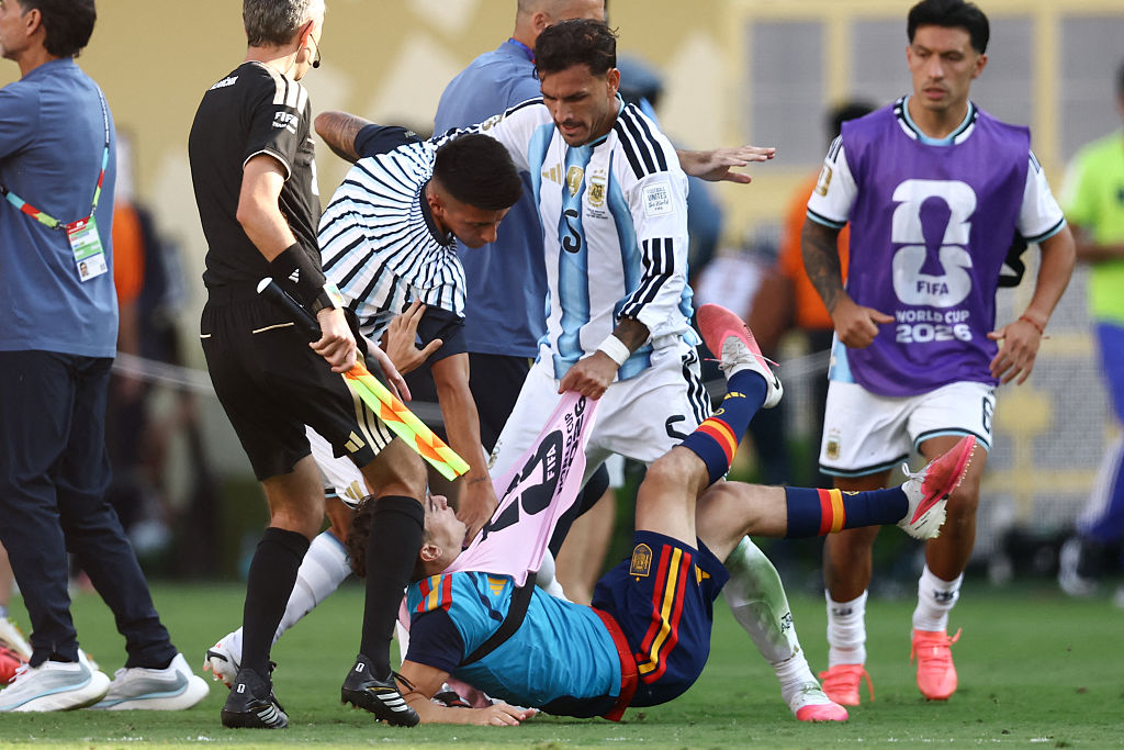 Argentina's midfielder #05 Leandro Paredes (top) clashed with Spain's midfielder #09 Gavi during the 2026 World Cup football tournament final match. (Photo by CHARLY TRIBALLEAU / AFP)