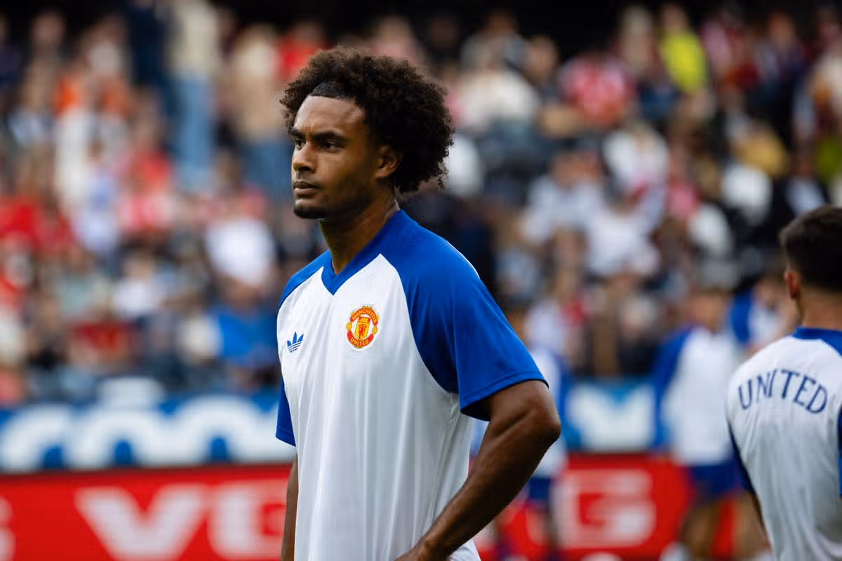 Joshua Zirkzee looks on