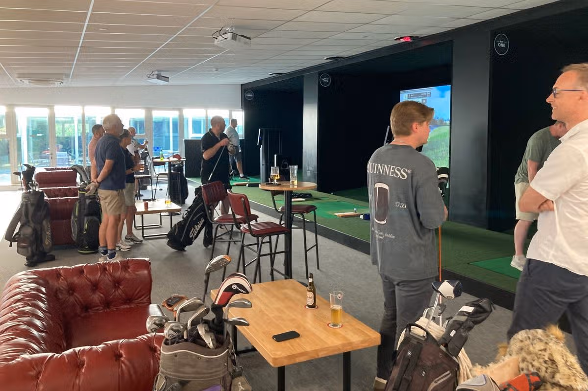 There are seven virtual bays made by GOLFZON which offer over 260 courses
