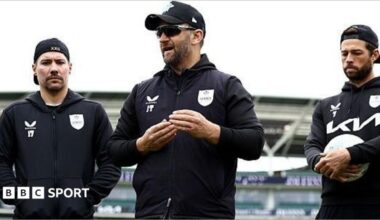 Jim Troughton addresses Surrey's England players Rory Burns and Ben Foakes during a pre-play prep talk at The Oval (18 May 2025)