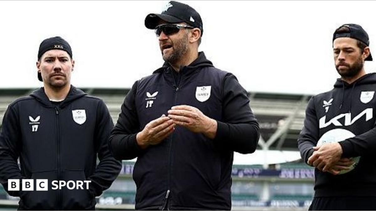 Jim Troughton addresses Surrey's England players Rory Burns and Ben Foakes during a pre-play prep talk at The Oval (18 May 2025)