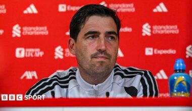 Andoni Iraola in a news conference