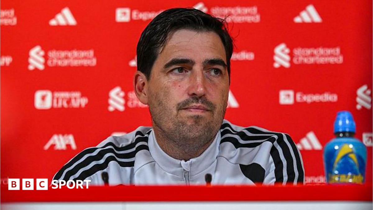 Andoni Iraola in a news conference