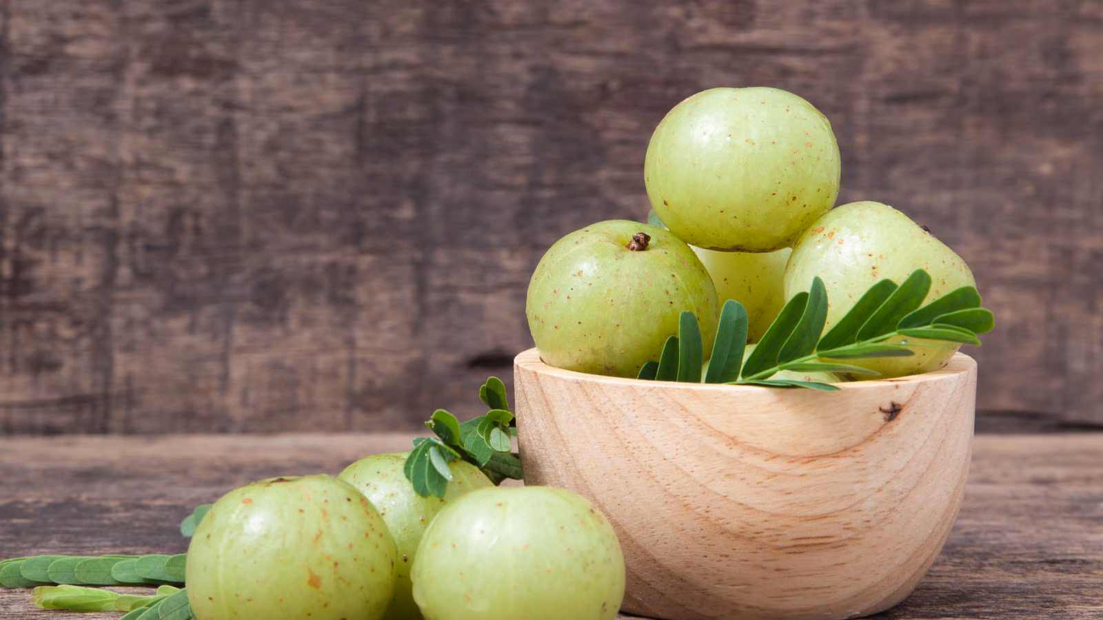 Amla or Indian gooseberry, is naturally rich in vitamin C and several plant compounds with antioxidant properties. It can be eaten fresh or included in homemade preparations. When consumed as part of a varied diet, amla contributes valuable nutrients that support overall health during the rainy season.