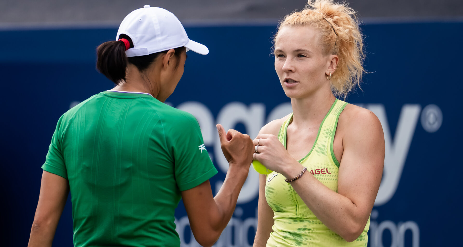 Top seeds Siniakova, Zhang roll into Toronto semis after win over Hunter, Krawczyk