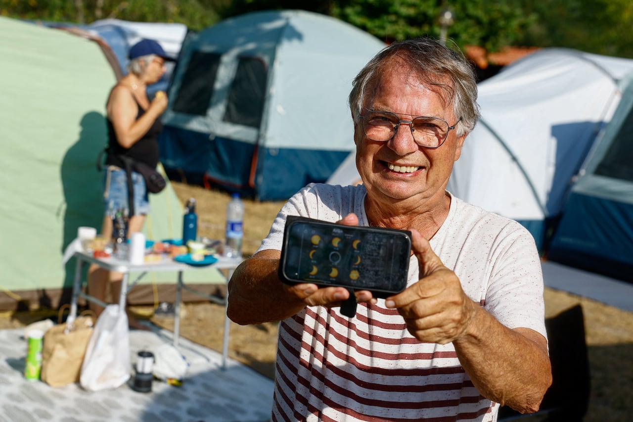 A man waiting to see a total solare eclipse