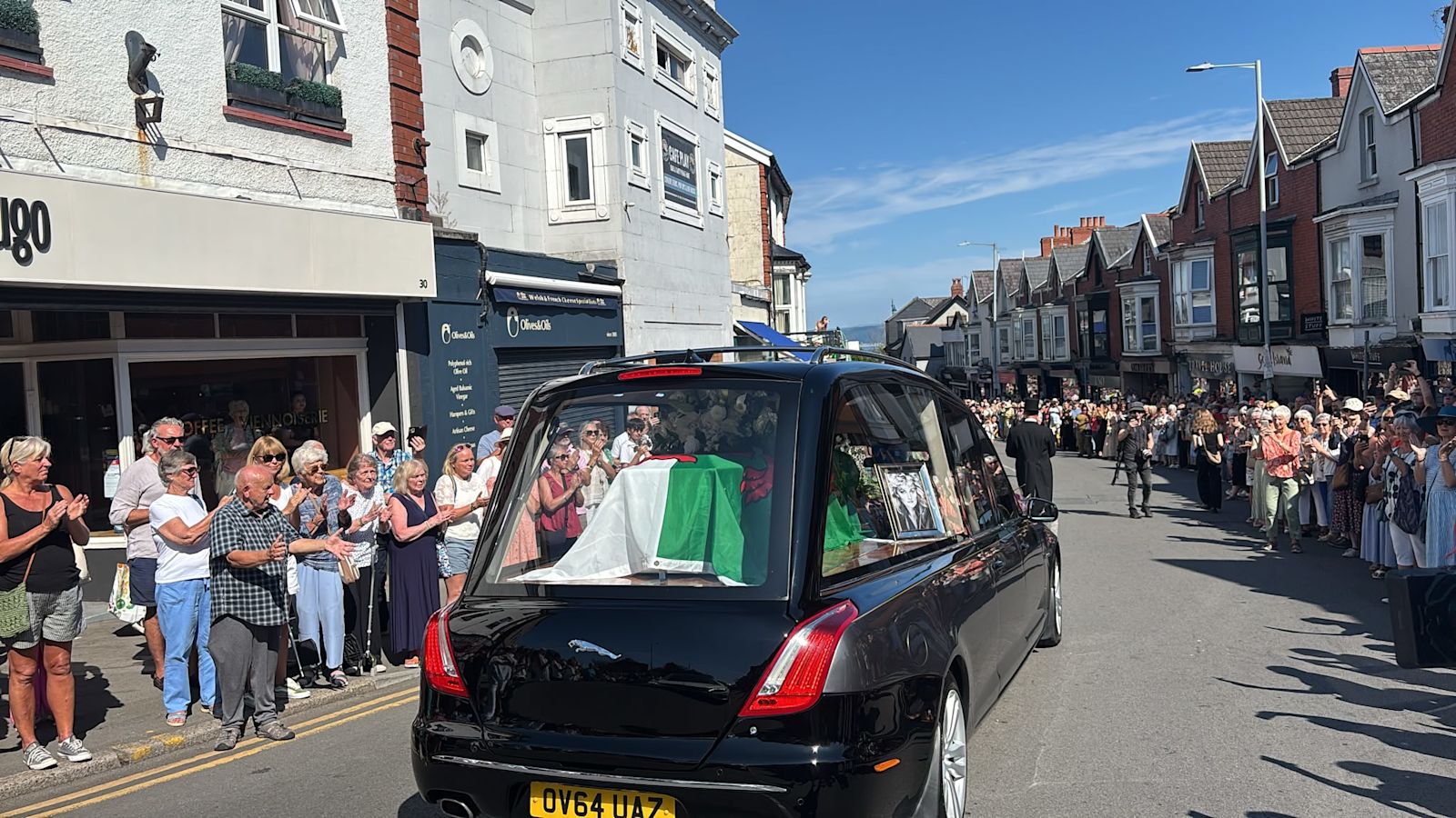 Hundreds of fans line the streets in Swansea to pay tribute to Bonnie Tyler