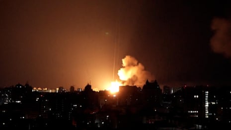Barrage of Russian strikes devastates Kyiv – video