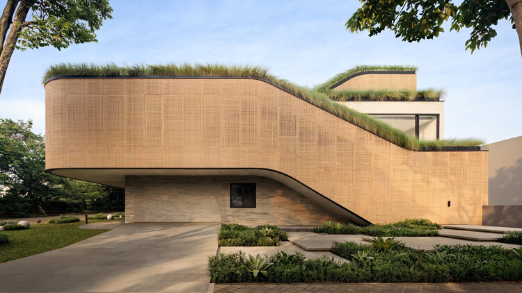 Split Mass Residence / K-Thengono Design Studio - Image 2 of 32
