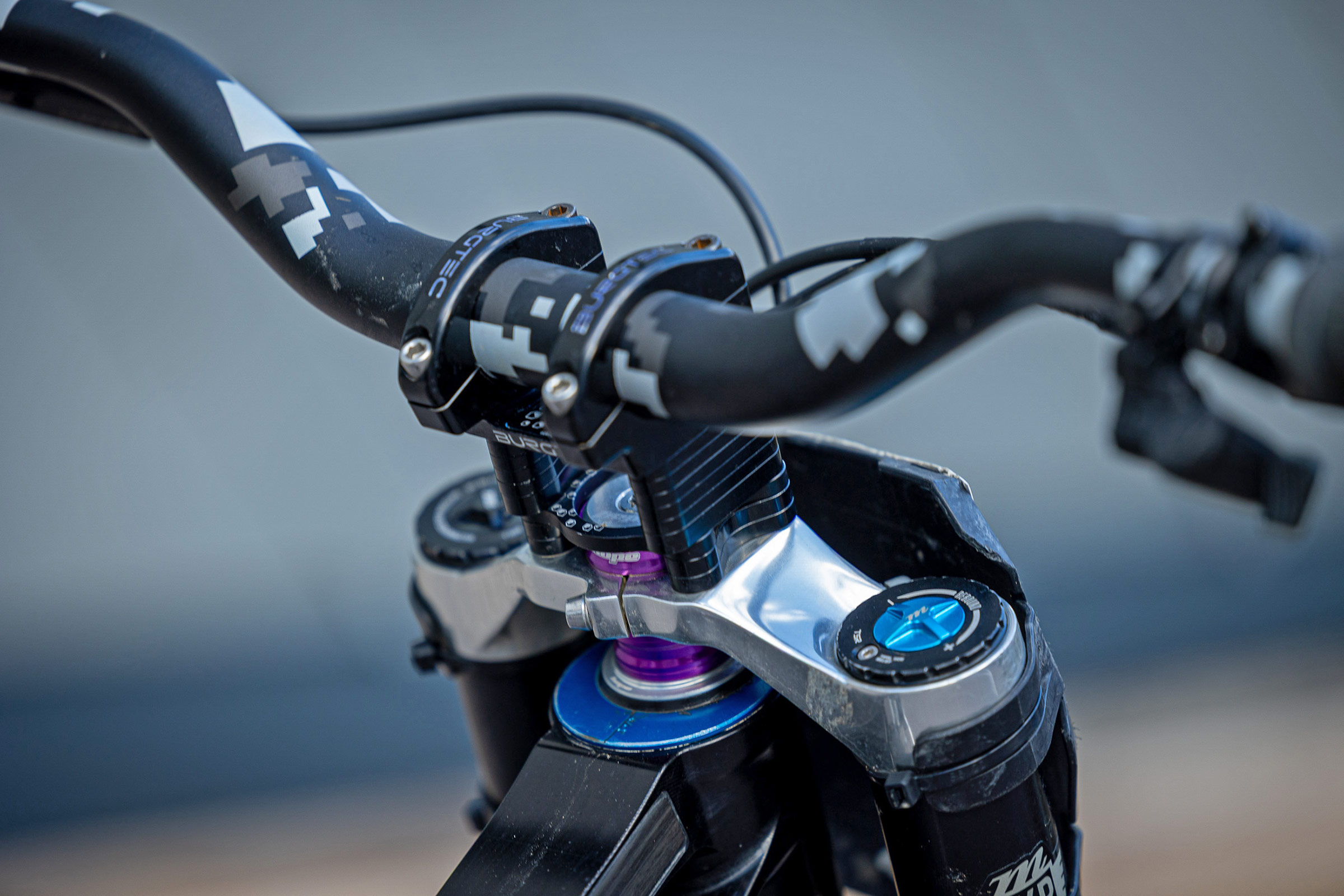 Harden's Gamux Sego gearbox belt-drive DH race bike: high-rise & reverse Burgtec stem