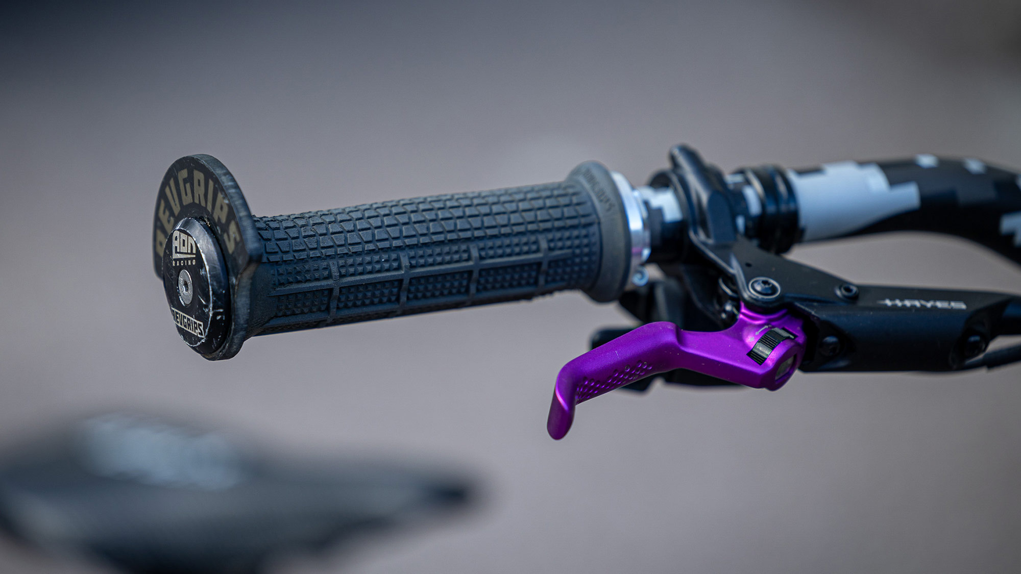 Harden's Gamux Sego gearbox belt-drive DH race bike: RevGrips & purple Hayes Dominion brakes