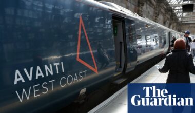 Train drivers secure 3.6% pay rise after threat of strikes on busy UK routes | Rail transport
