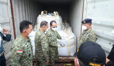 Indonesian Military (TNI) chief of general staff Lt. Gen. Richard Taruli H. Tampubolon (second right) holds a sack of mineral black sand while the Republic of Indonesia Fleet Command (Koarmada RI) Vice Adm. Denih Hendrata (second left) looks on at the Indonesian Navy&rsquo;s Naval Command (Kodaeral) IV/Batam headquarters&rsquo; pier in Batam, Riau Islands, on May 26, 2026. The Indonesian Navy intercepted on May 17, 2026, a tugboat and a barge carrying 25 containers of some 390 tonnes of raw minerals containing illegal rare earth metals and radioactive elements in Riau Islands waters.