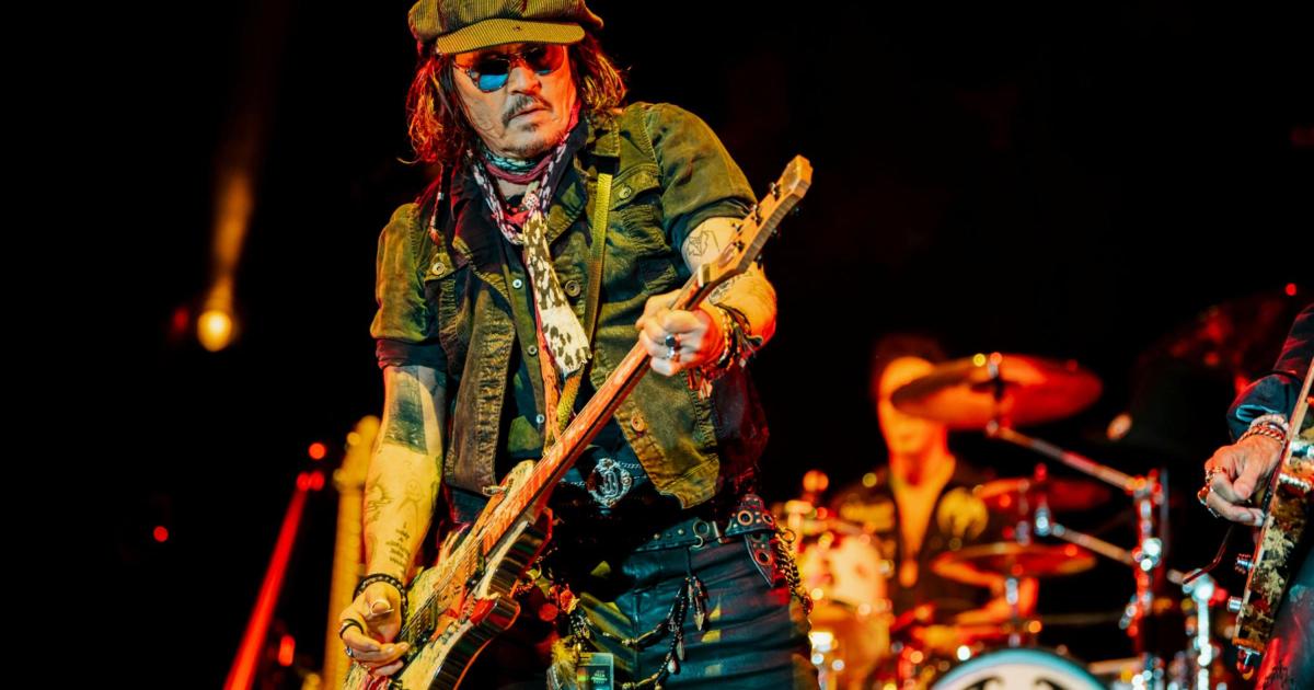 Johnny Depp thrills Piece Hall with Hollywood Vampires