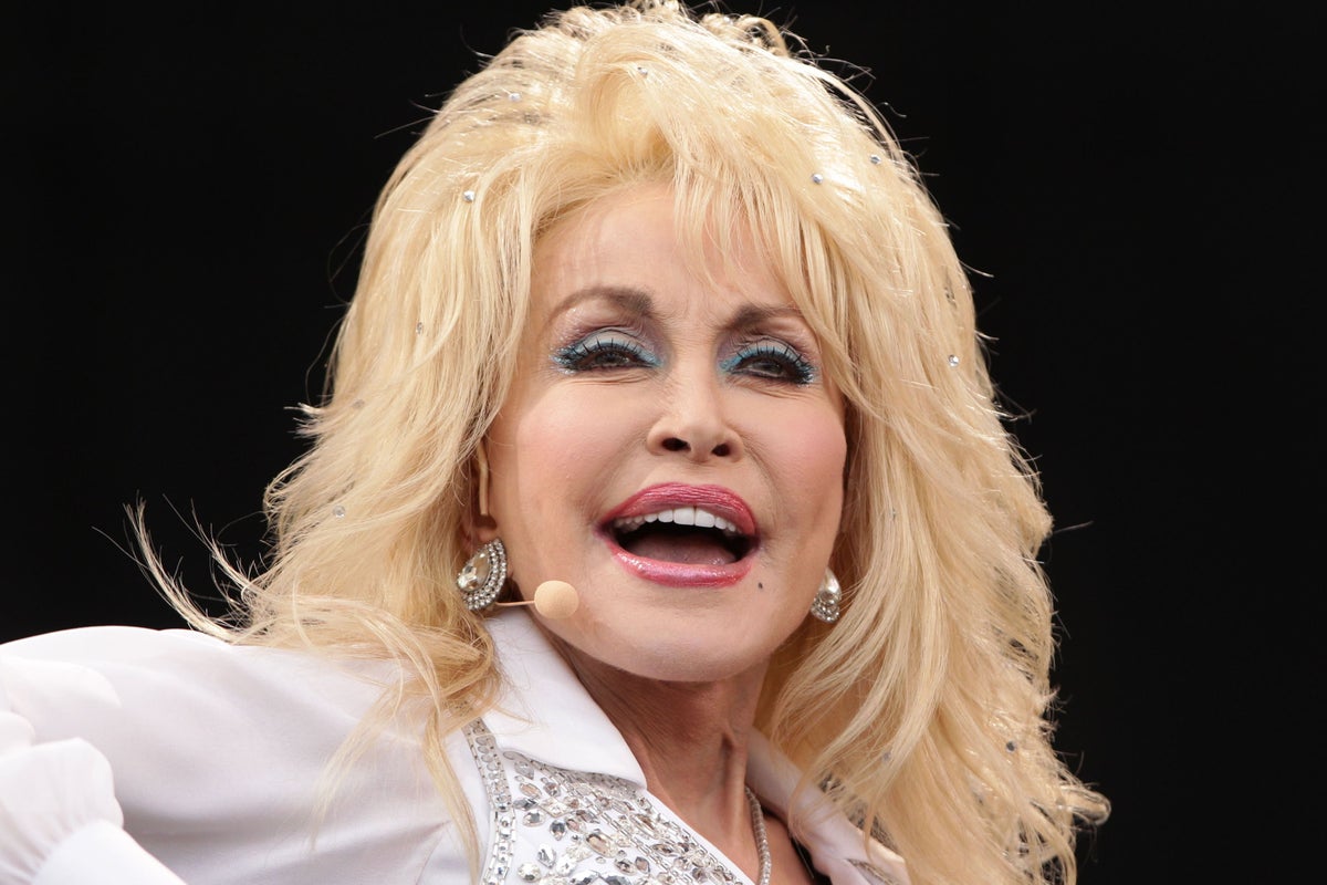 How Dolly Parton defended a young Julia Roberts from ‘harsh’ movie director - The Independent