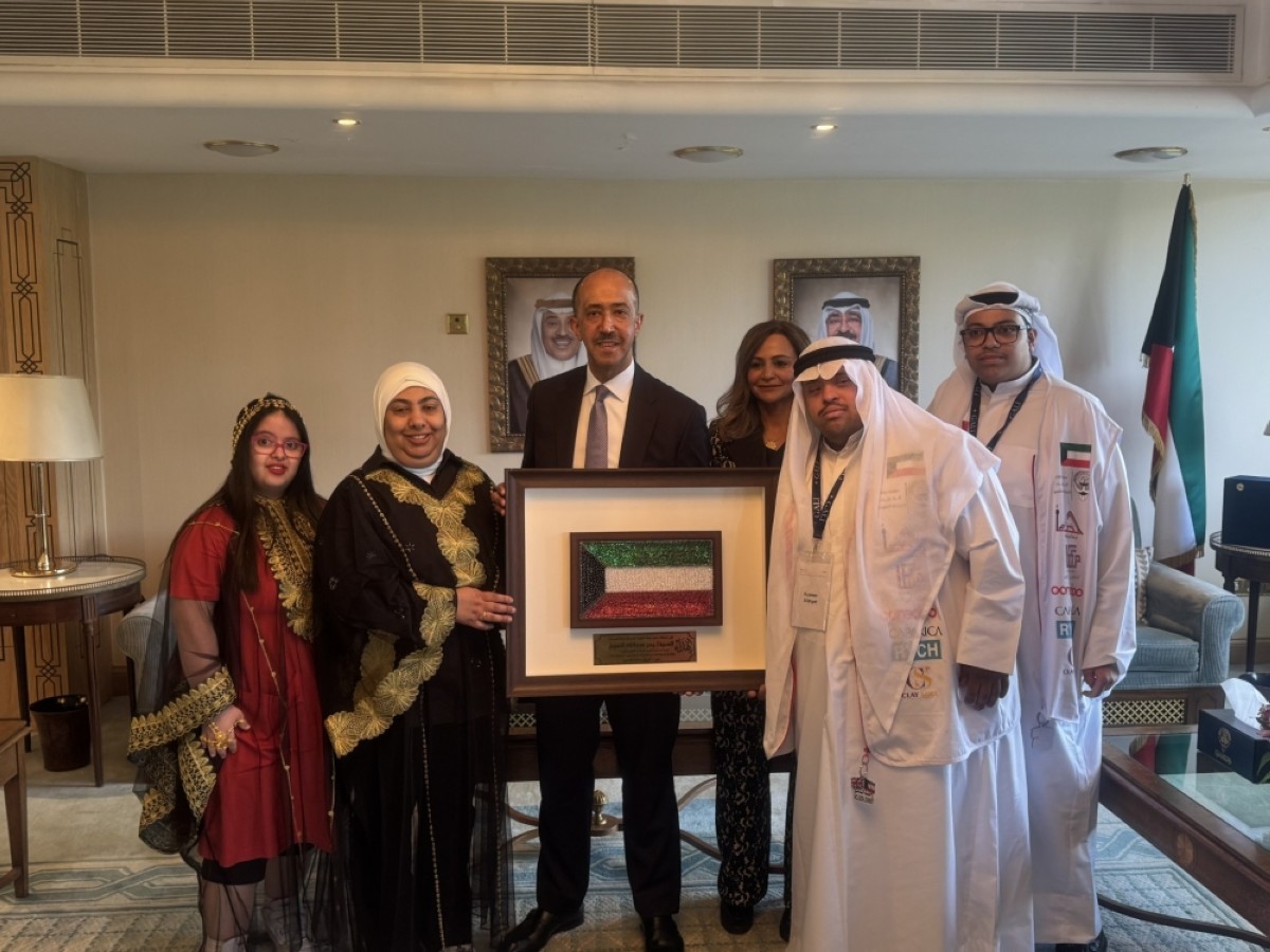 Kuwait's Ambassador to the United Kingdom, Bader Al-Munaikh takes a group photo with the students. - KUNA photos