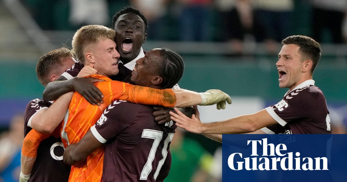 Ten-man Hearts stun Rapid Vienna in shootout to reach Conference League | Conference League