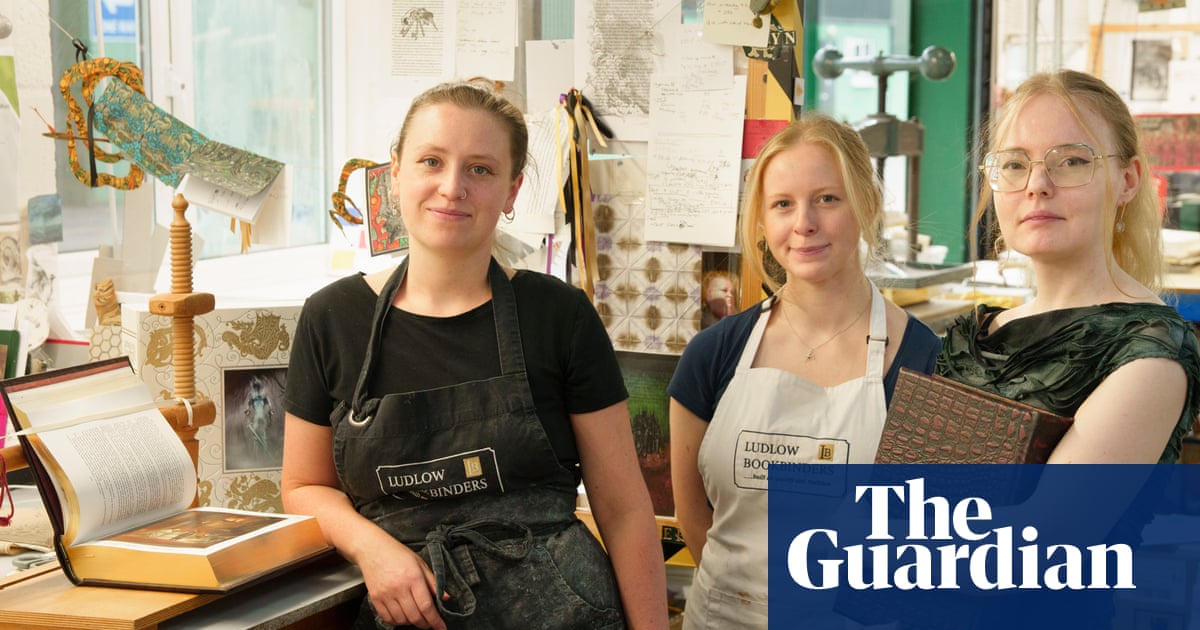 AI-proof? Younger workers desert the digital world for traditional crafts | Work & careers