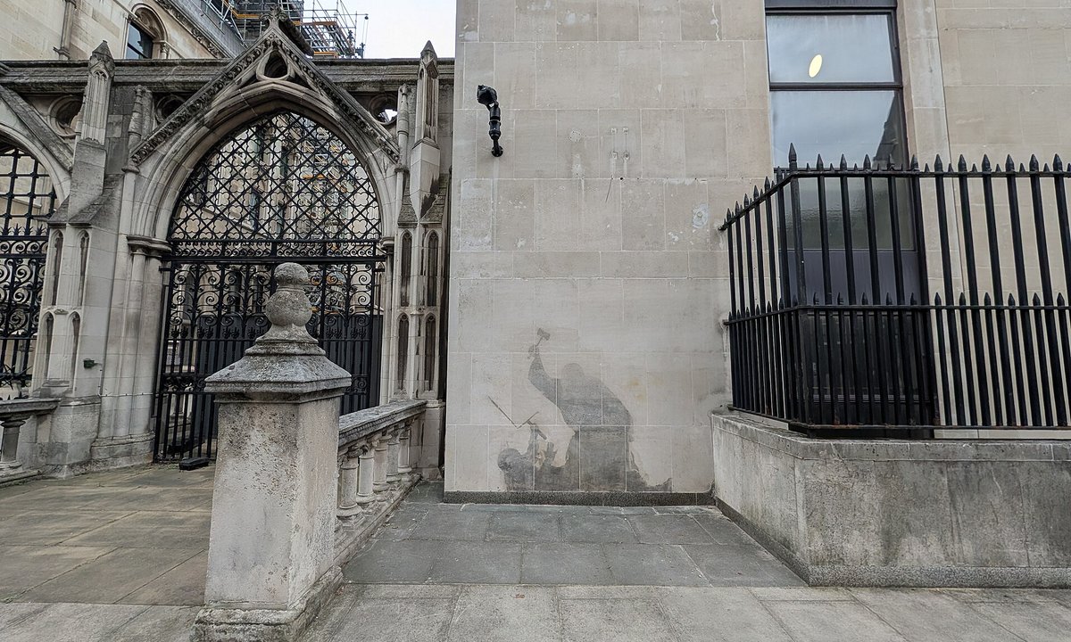 UK Ministry of Justice spent more than £85,000 removing Banksy mural from the Royal Courts of Justice - The Art Newspaper