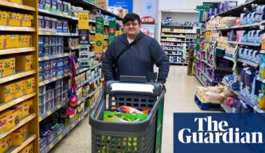 ‘They make life much easier’: AI-powered shopping trolleys go on trial in Lancashire | Morrisons