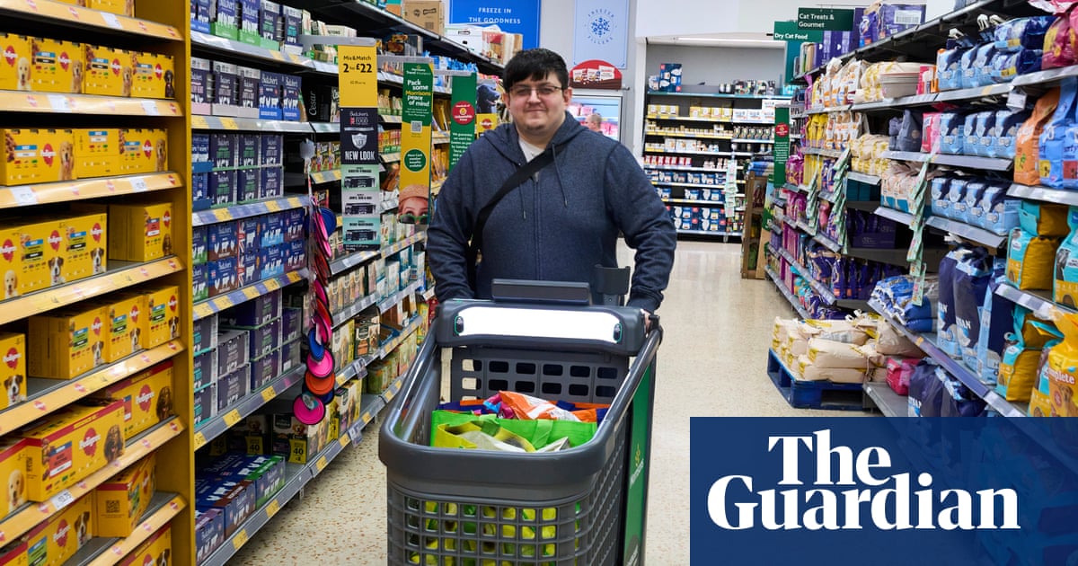 ‘They make life much easier’: AI-powered shopping trolleys go on trial in Lancashire | Morrisons