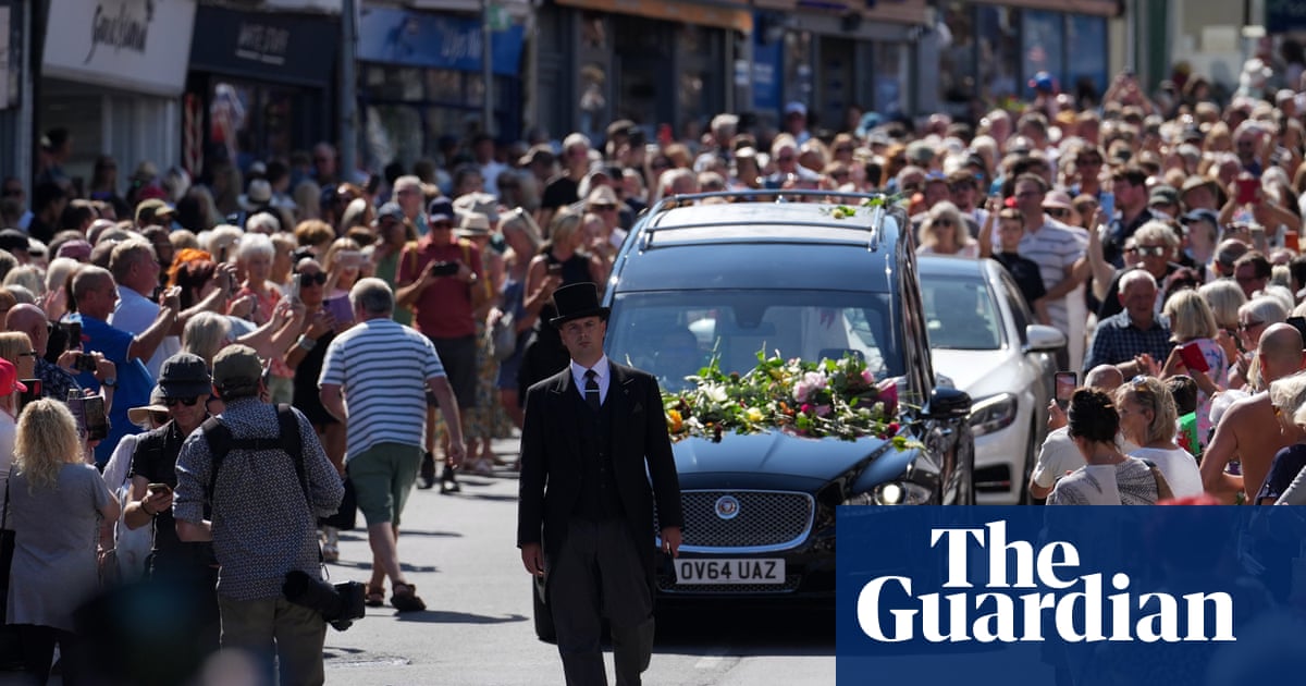 Thousands of Bonnie Tyler fans gather to pay respects as coffin brought home | Bonnie Tyler