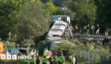 Passenger train derails in East Sussex - BBC