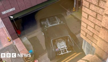 Batmobile glimpsed on Glasgow's streets as fans prepare for film shoot - BBC