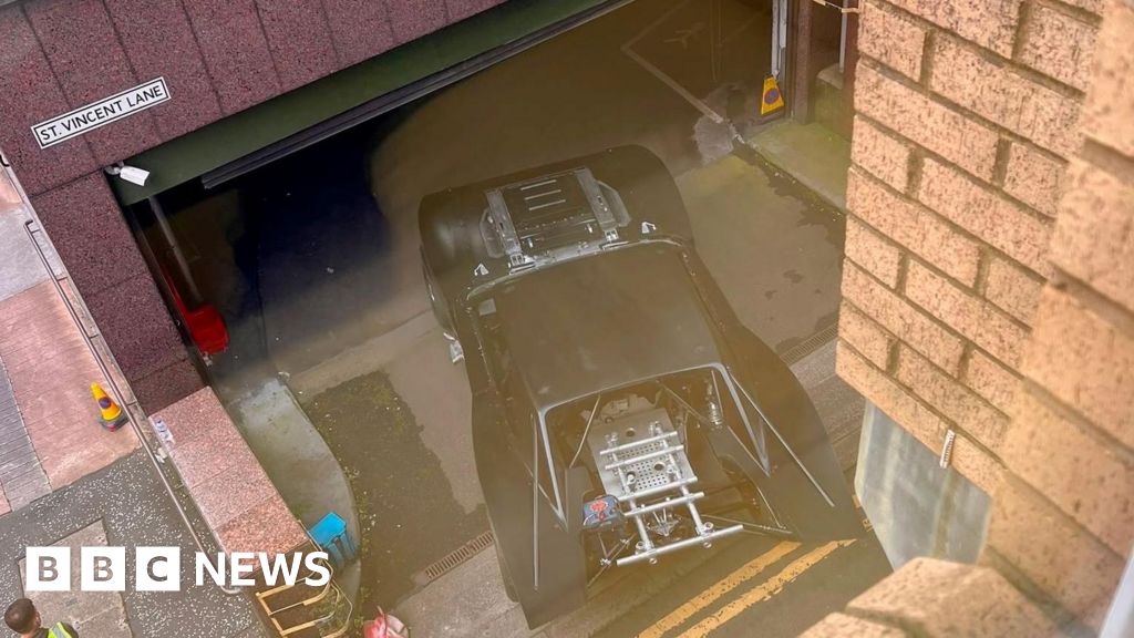 Batmobile glimpsed on Glasgow's streets as fans prepare for film shoot - BBC