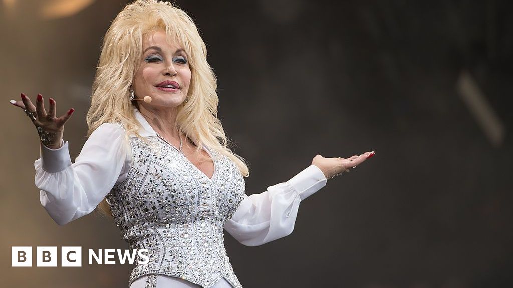 Festivals honouring Dolly Parton set for Nashville and London - BBC