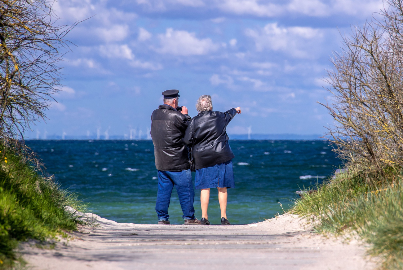 Pensioners living abroad: their right to an AHV increase is becoming a topic of discussion.