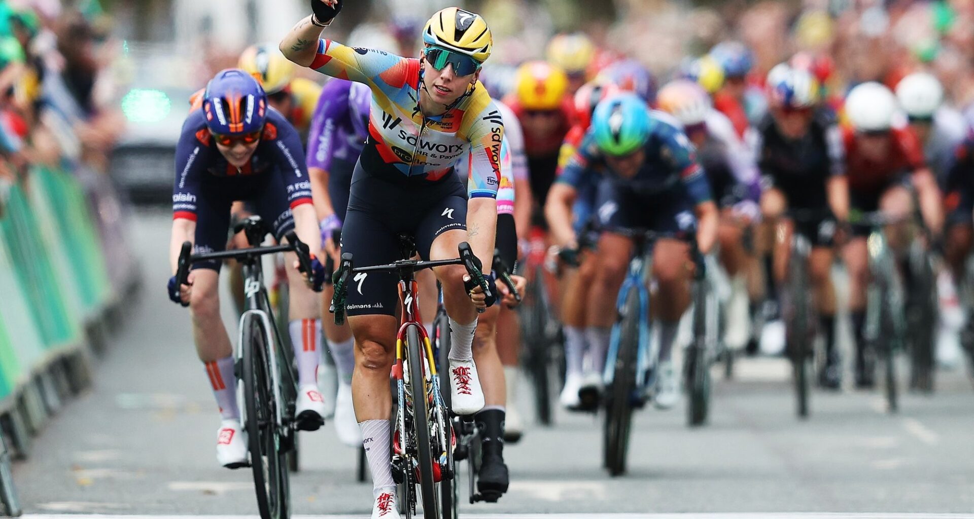 Tour of Britain Women: Lorena Wiebes snatches sprint victory on stage 1 ahead of Chiara Consonni