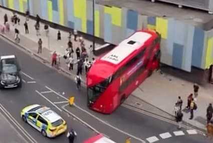Pedestrian injured as bus crashes into building in London street - London Evening Standard
