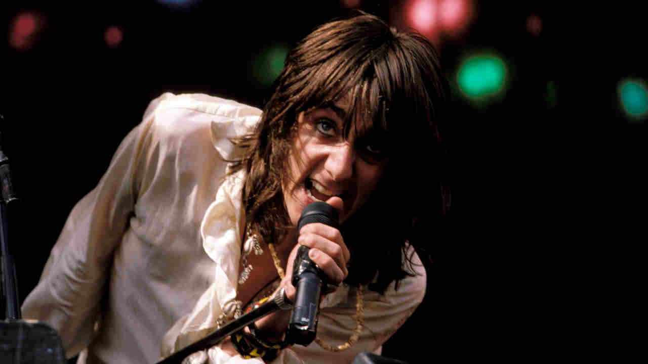 The Black Crowes&rsquo; Chris Robinson performing onstage in 1990