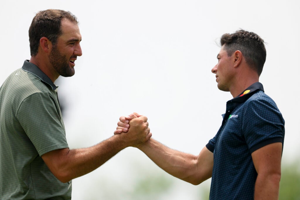 Scottie Scheffler shakes hands with Viktor Hovland after finishing the second round of the U.S. OPEN at Oakmont