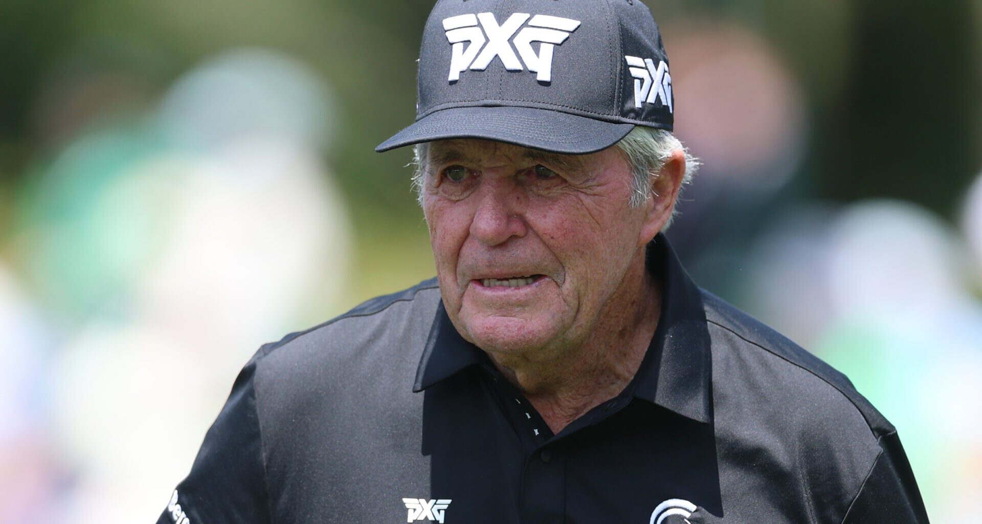 Gary Player's advice for amateurs when they face tight lies around the green, 'forget the fancy chip'
