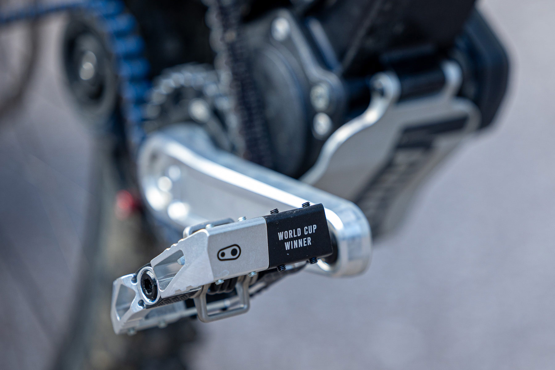 Hattie Harnden wins 2026 UCI DH World Cup in Les Gets, and gets a new set of Crankbrothers pedals