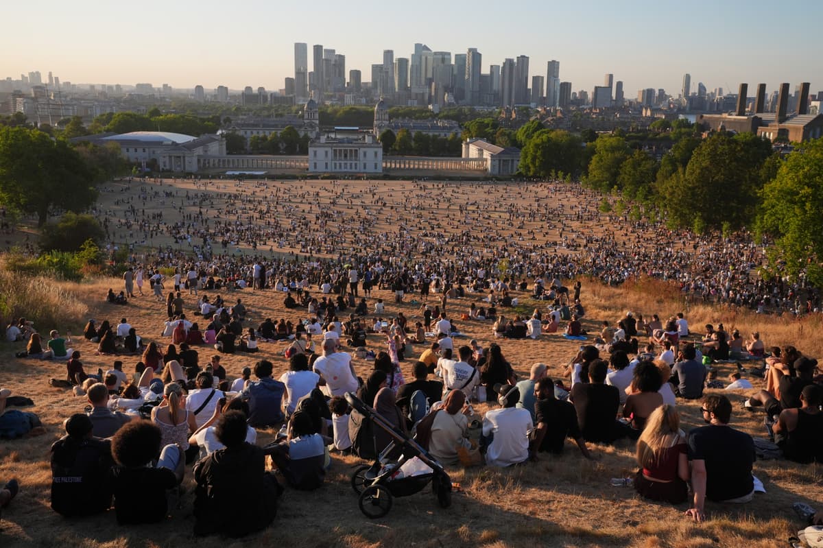 Solar eclipse casts London into darkness as millions watch once-in-a-generation event - London Evening Standard
